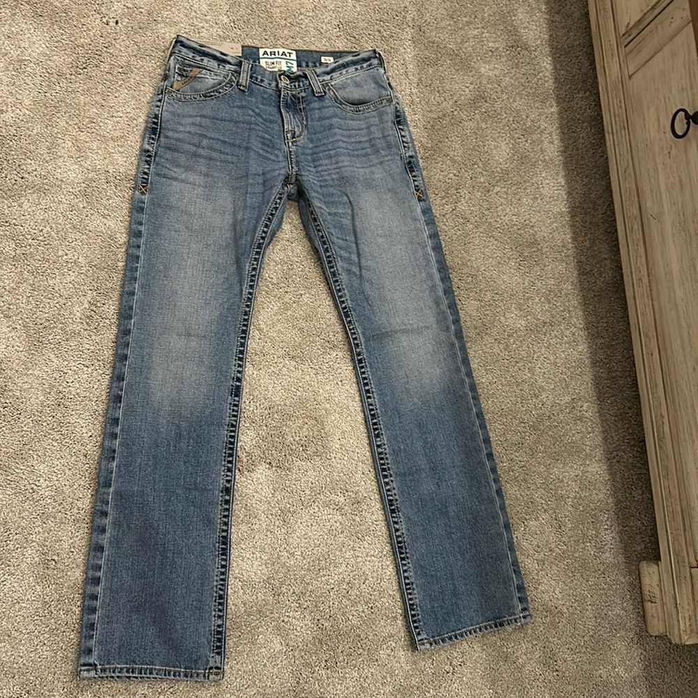 Slim fit straight leg men’s ariat size 30/34 jeans
